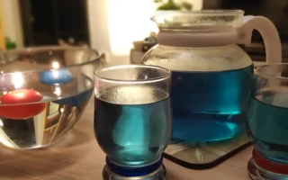 Modrý čaj, který mění barvy