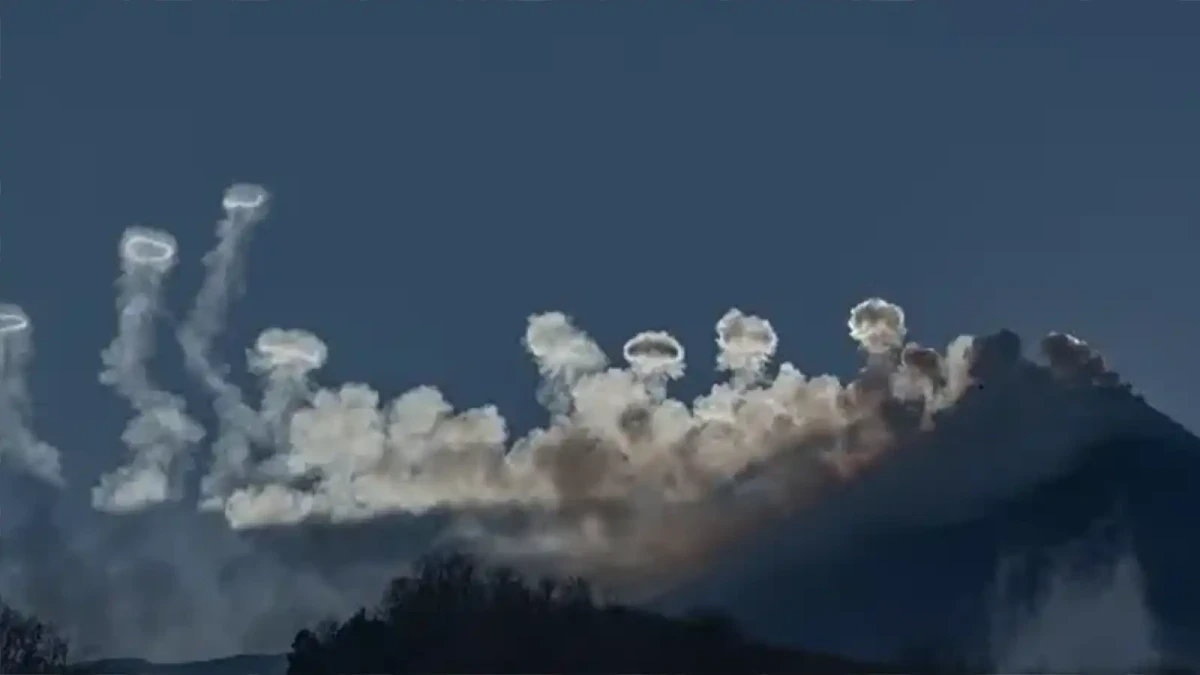 Bilbo není jediný, kdo umí náramné kroužky z dýmu. Etna ho předčila minimálně ve velikosti!