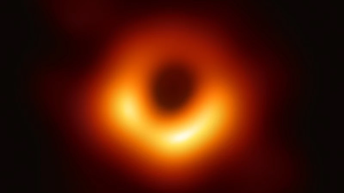 První skutečná fotografie černé díry