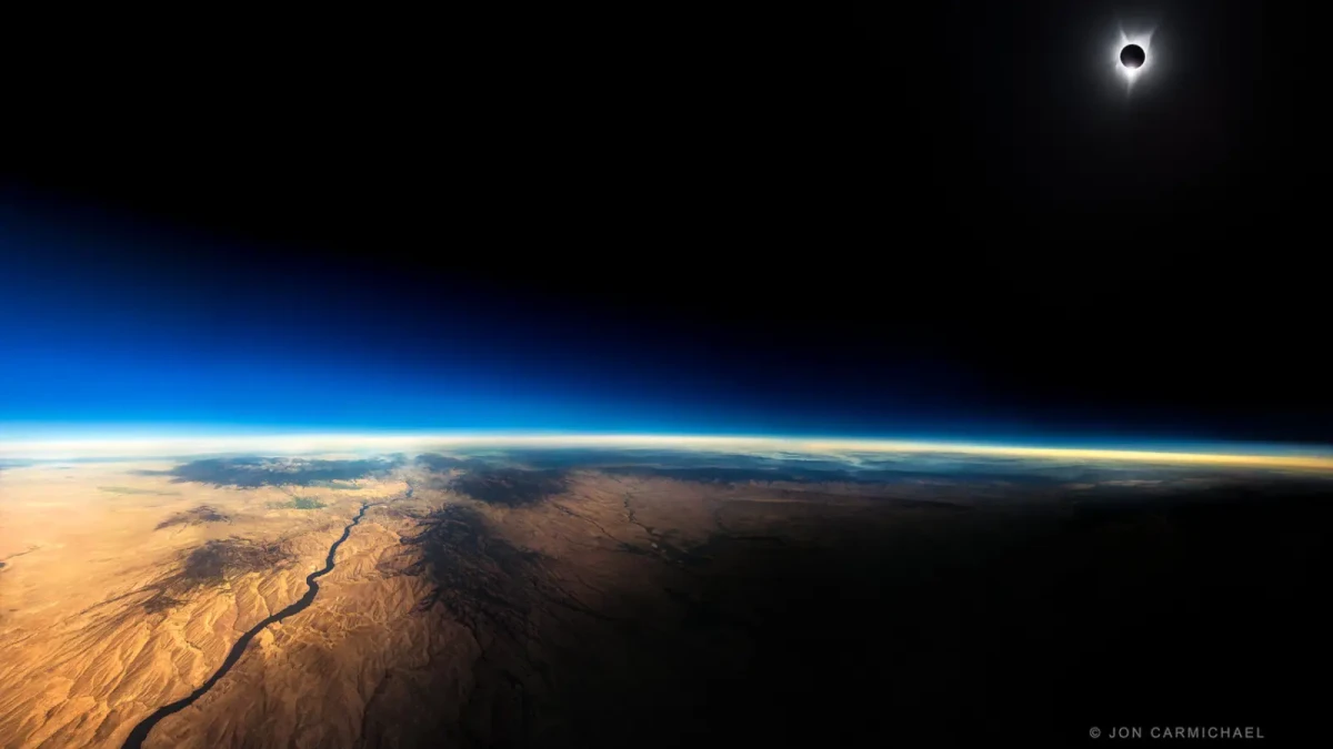 Fotili jste někdy zatmění Slunce? Podělte se o vaše fotografie! Zde je jedna od Jona Carmichaela.
